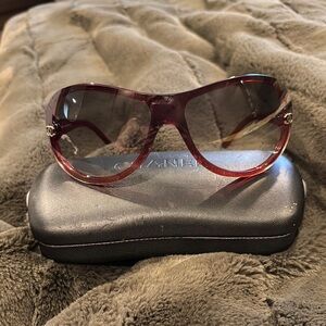 Chanel shield, Sunglasses in Burgundy with gold hardware, Elegant Accessories